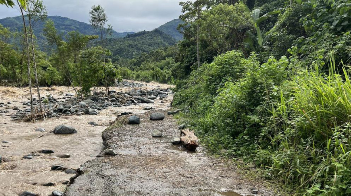 Única vía de acceso a San Pablo de Amalí inundada y bloqueada con piedras, por desbordamiento del río Dulcepamba, marzo de 2023. 