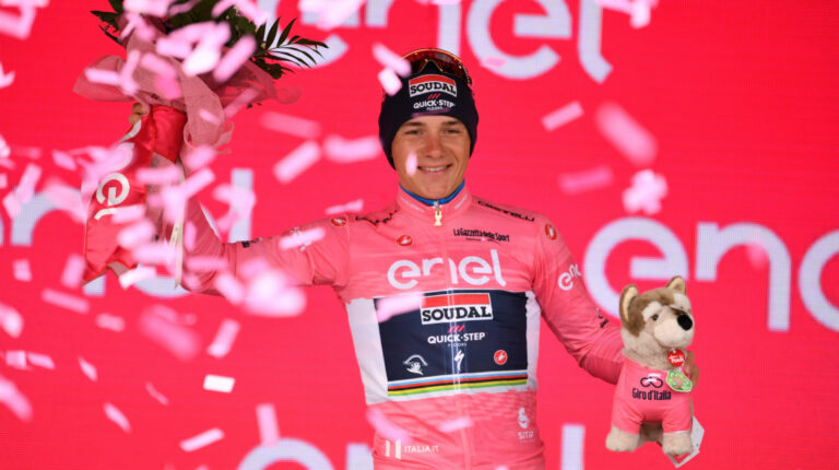 El belga Remco Evenepoel festeja con la 'maglia rosa' tras ganar la crono del Giro de Italia, el 14 de mayo de 2023.