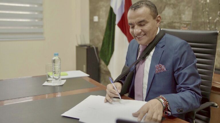 Javier Pincay firma su primer documento como Alcalde de Portoviejo.