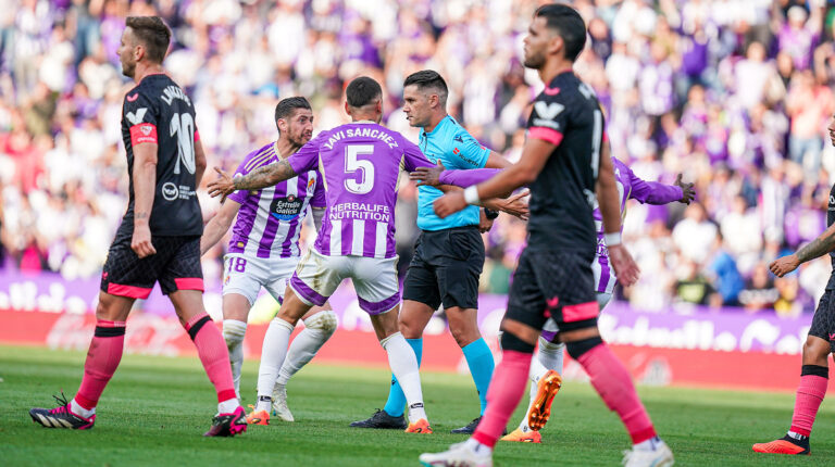 Los jugadores del Valladolid le reclaman al árbitro durante el partido ante Sevilla, el 14 de mayo de 2023.