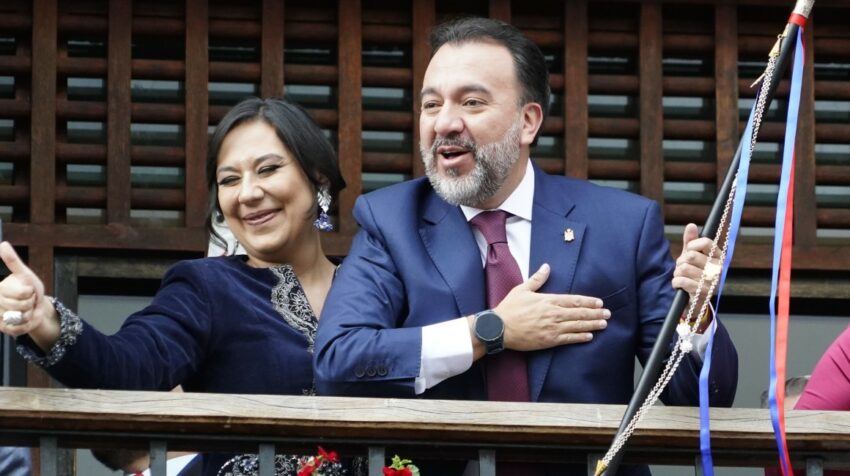 El alcalde de Quito, Pabel Muñoz, saluda a sus simpatizantes luego de recibir el bastón de mando de la capital.