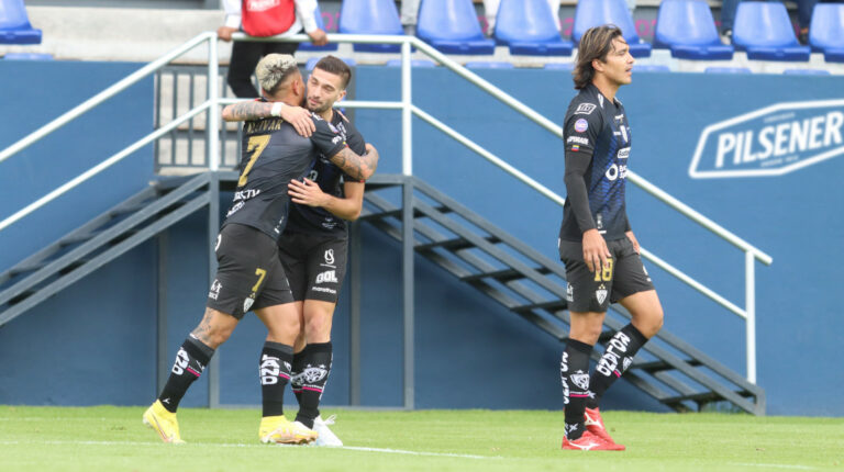 Los jugadores de Independiente del Valle festejan un gol en el partido contra Guayaquil City, el 14 de mayo de 2023.