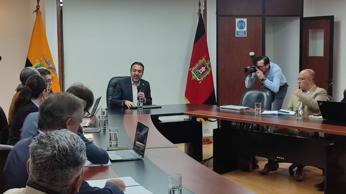 El alcalde de Quito, Pabel Muñoz, durante una reunión con los representantes del operador del Metro de Quito, de la constructora y de la Empresa Metro de Quito, el 15 de mayo de 2023.