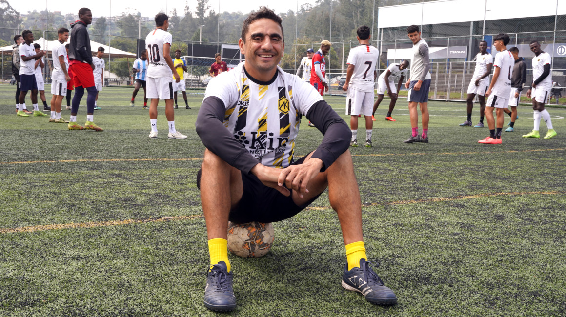 Martín Mandra sentado sobre un balón antes de dirigir un entrenamiento con Atlético Kin, en Quito, en abril de 2023.