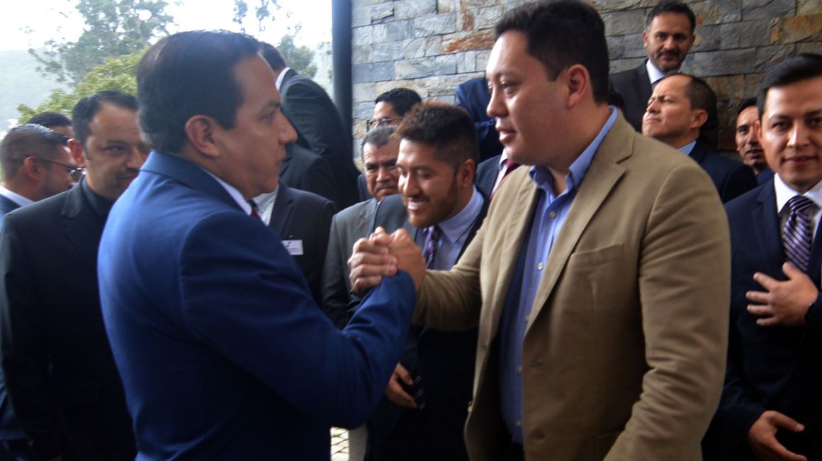 Cristian Zamora, alcalde de Cuenca, saluda con Carlos Orellanza, exconcejal del correísmo, quien ahora ocupa un cargo en la Alcaldía.