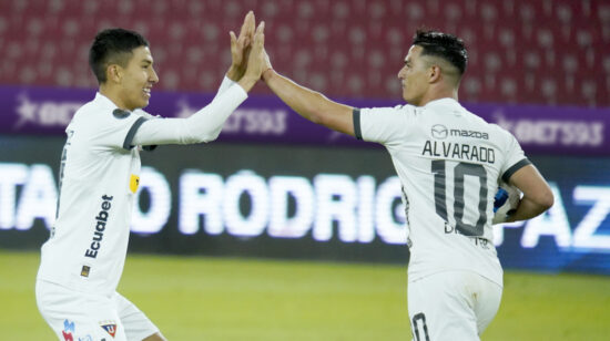 Sebastián González y Alexander Alvarado celebran en el partido de Liga de Quito ante Delfín, el 7 de mayo de 2023.