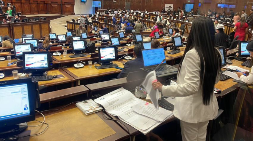 La asambleísta Viviana Veloz (UNES), mientras lee su acusación en el juicio político contra el presidente Guillermo Lasso.