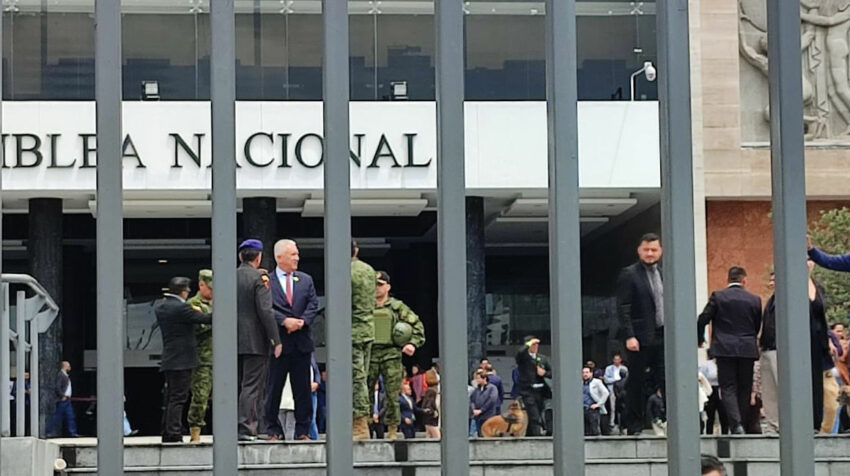 El ministro de Defensa, Luis Lara, espera la llegada del presidente a la Asamblea Nacional., el 16 de mayo de 2023.