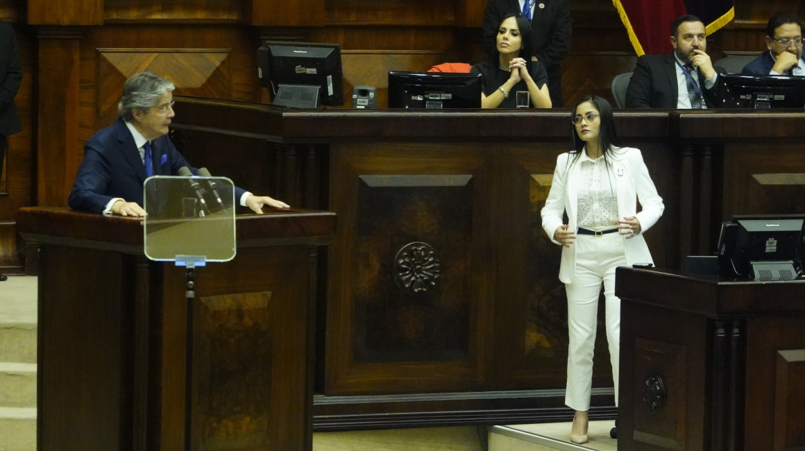 El presidente Guillermo Lasso durante su defensa en el juicio político en la Asamblea, el 16 de mayo de 2023. A su derecha, Viviana Veloz (UNES).