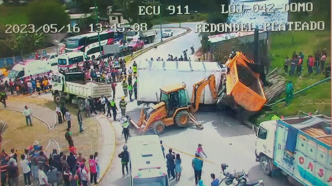 Un choque entre un camión y una volqueta dejó a dos personas atrapadas en la vía Loja-Catamayo, en el redondel El Plateado.