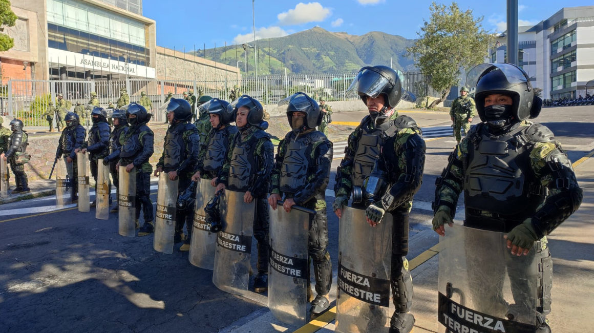 Miembros de las Fuerzas Armadas resguardan el Palacio Legislativo, tras el decreto de la muerte cruzada, este 17 de mayo de 2023.