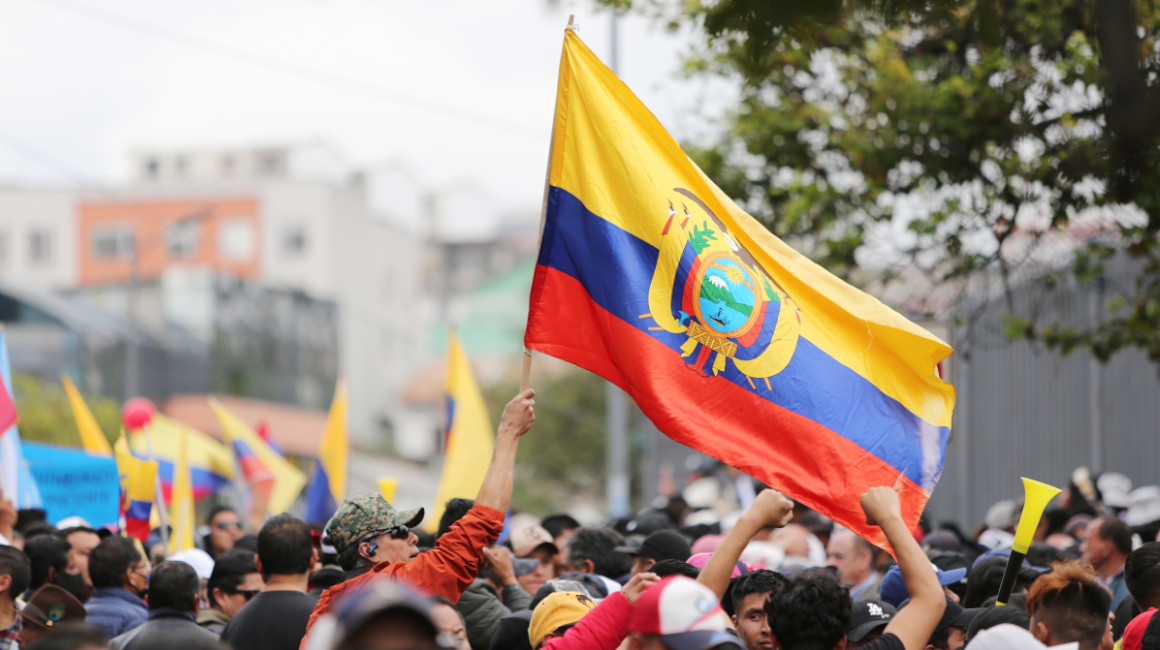 Imagen referencial de una bandera de Ecuador, en los exteriores de la Asamblea Nacional, cuando empezó el juicio político contra el presidente Lasso, el 16 de mayo de 2023.