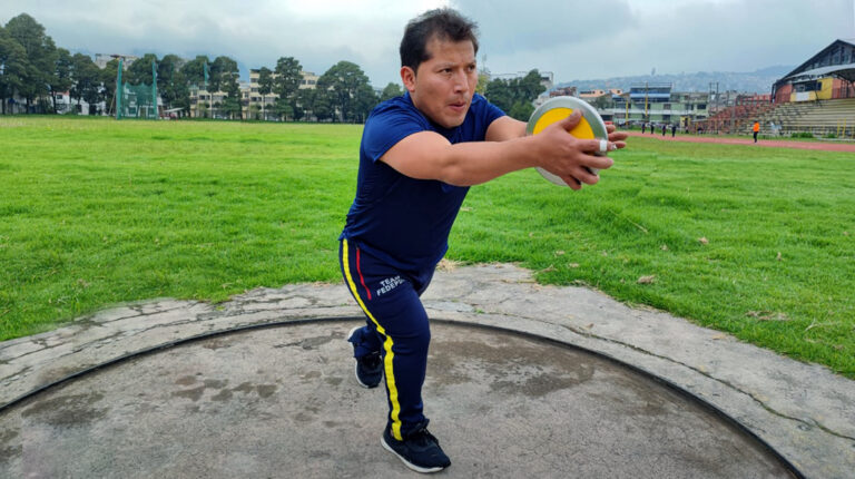 El ecuatoriano Marco Churuchumbi durante uno de sus entrenamientos de lanzamiento de bala.