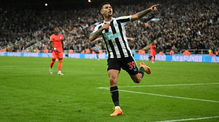 Bruno Guimaraes festeja el cuarto gol de Newcastle sobre el Brighton, el 18 de mayo de 2023.
