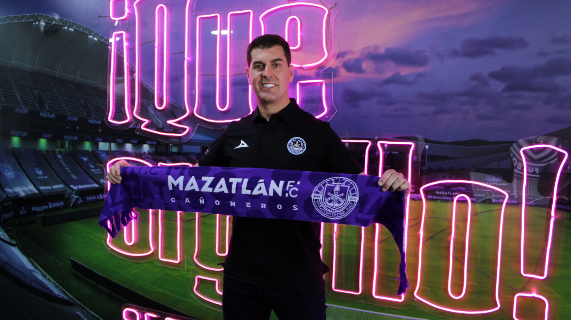 Ismael Rescalvo fue anunciado como el nuevo director técnico del Mazatlán FC y posa con una bufanda del equipo, el 18 de mayo de 2023.