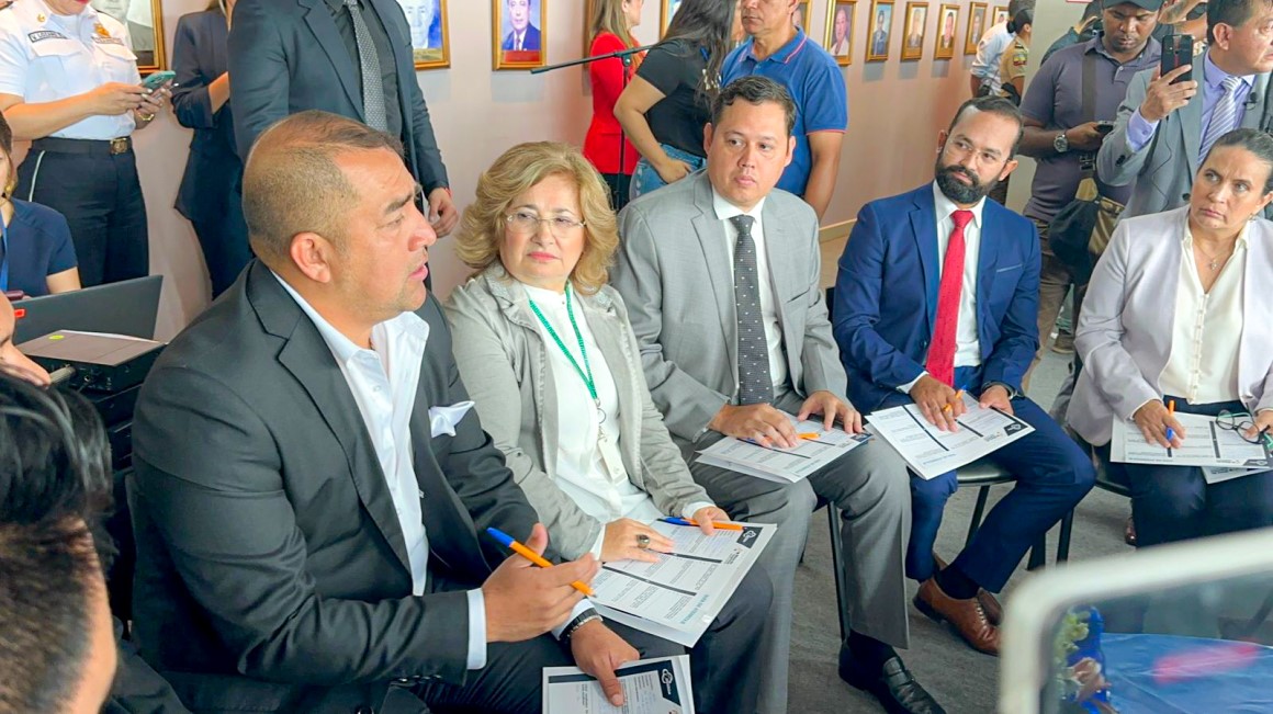 El alcalde de Playas, Gabriel Balladares (izquierda) asistió a una mesa de seguridad en Guayaquil con el Consejo de la Judicatura, otros alcaldes y el Gobernador del Guayas.