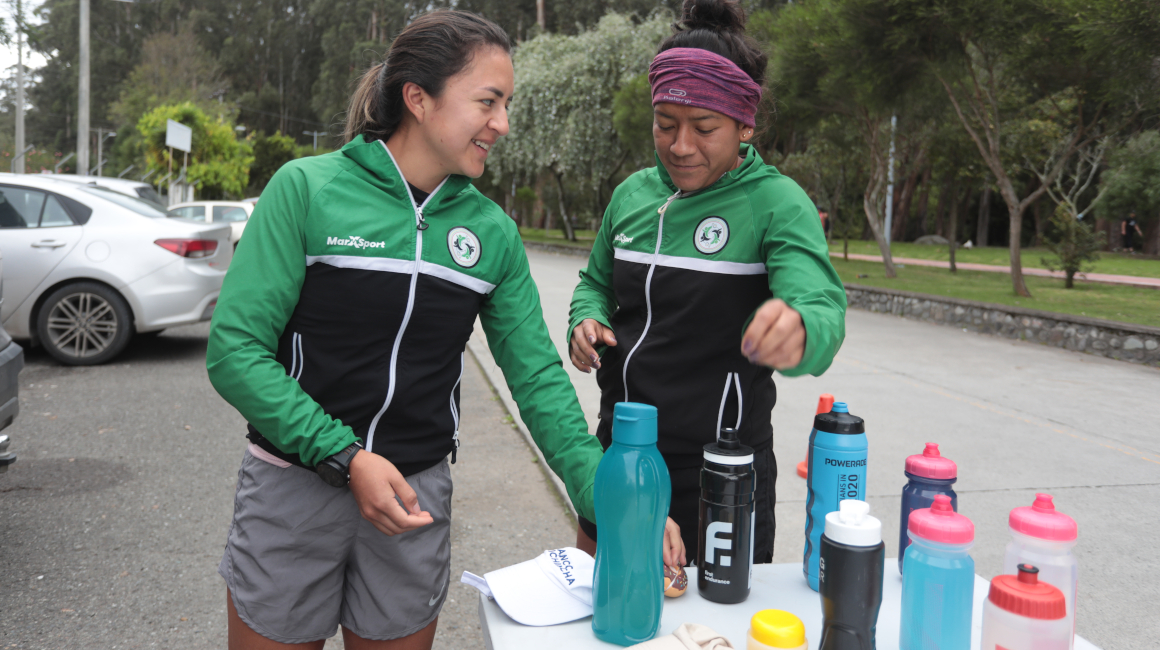 Glenda Morejón junto a sus compañeras de entrenamiento, en Cuenca, en mayo de 2023. 