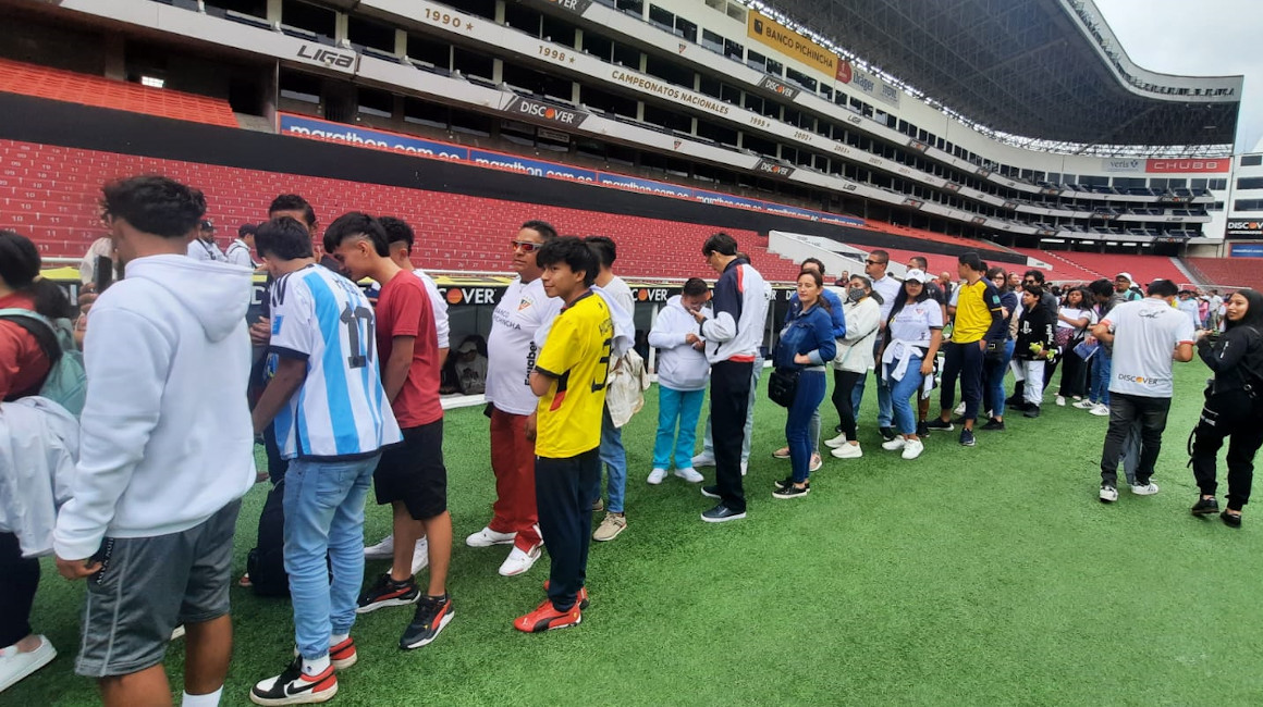 Hinchas de Liga de Quito hacen fila en el estadio Rodrigo Paz Delgado, el sábado 20 de mayo de 2023.