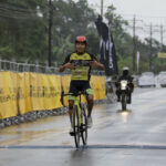 Brayan Obando cruza la meta en la Etapa 3 del Tour Richard Carapaz - Banco Pichincha, el 21 de mayo de 2023.