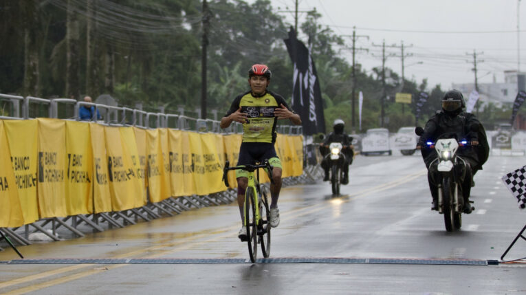 Brayan Obando cruza la meta en la Etapa 3 del Tour Richard Carapaz - Banco Pichincha, el 21 de mayo de 2023.