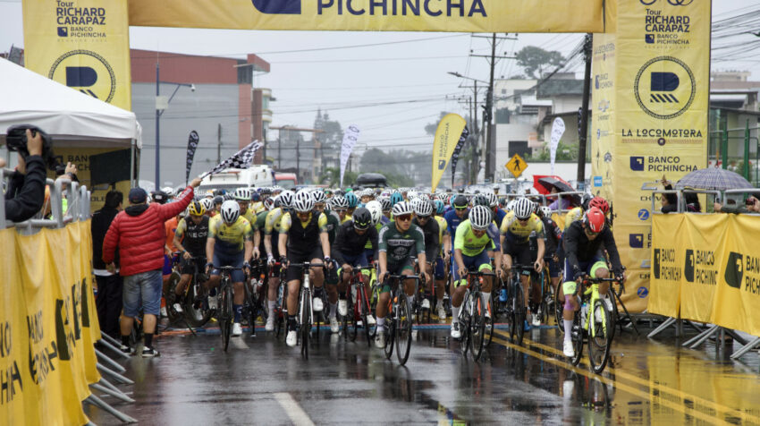 Los ciclistas en la línea de partida de la Etapa 3 del Tour Richard Carapaz - Banco Pichincha, el 21 de mayo de 2023.