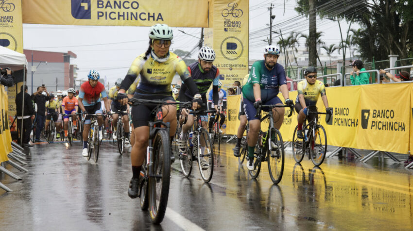Los ciclistas en la línea de partida de la Etapa 3 del Tour Richard Carapaz - Banco Pichincha, el 21 de mayo de 2023.