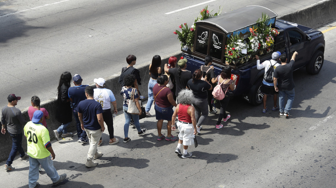 Familiares y amigos asisten al velorio de uno de los fallecidos en El Salvador, el 20 de mayo de 2023.