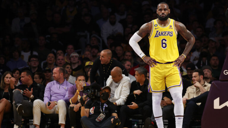 LeBron James, de Los Angeles Lakers, reacciona a una falta durante el primer cuarto contra los Denver Nuggets en el cuarto juego de las Finales de la Conferencia Oeste, el 22 de mayo de 2023.