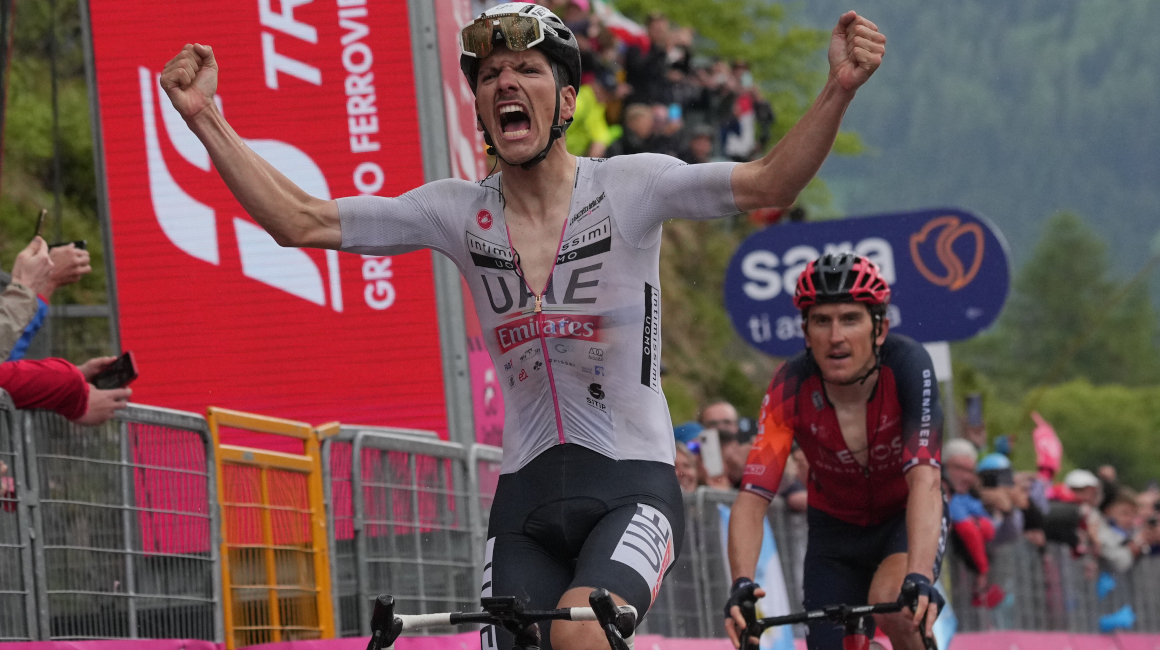 Joao Almeida festeja la victoria en la Etapa 16 del Giro de Italia, el 23 de mayo de 2023.