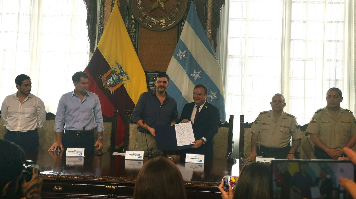El alcalde de Guayaquil, Aquiles Alvarez; y el ministro del Interior, Juan Zapata, suscribieron un convenio sobre seguridad el 23 de mayo de 2023.