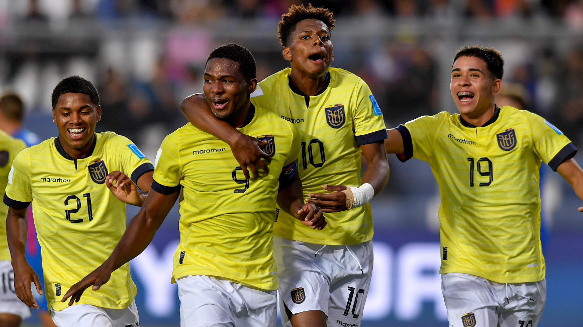 Los futbolistas ecuatorianos celebran uno de los goles contra Eslovaquia en el Mundial Sub 20, el 23 de mayo de 2023.