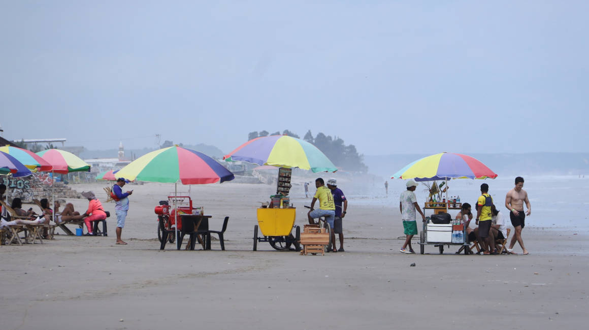 Personas en la playa de Montañita, el 23 de mayo de 2023.