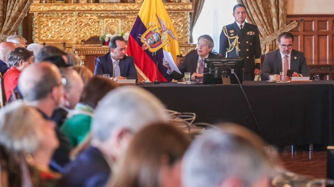 El Presidente Guillermo Lasso (centro) en el Palacio de Carondelet el 17 de mayo de 2023.