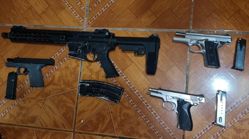 Armas incautadas a 11 presuntos miembros de la banda Los Lobos, capturados este martes 23 de mayo del 2023, acusados de extorsionar a comercios de Guayaquil y Portoviejo. 