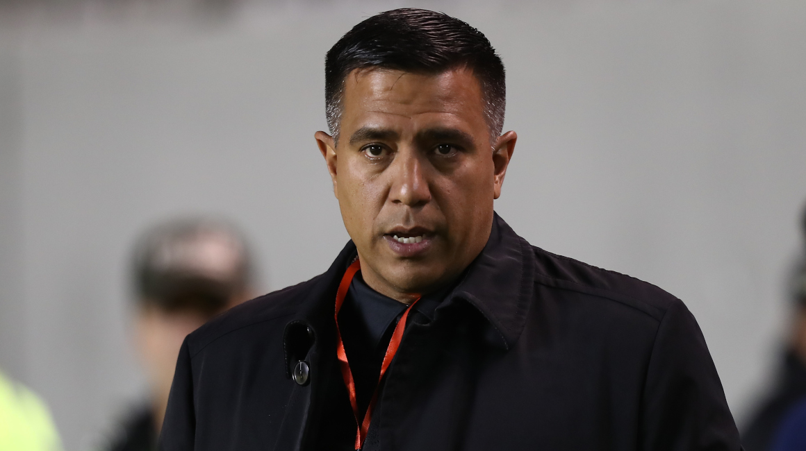 El director técnico de Aucas, César Farías, reacciona en el partido ante Racing por la fase de grupos de la Copa Libertadores, el 23 de mayo de 2023.