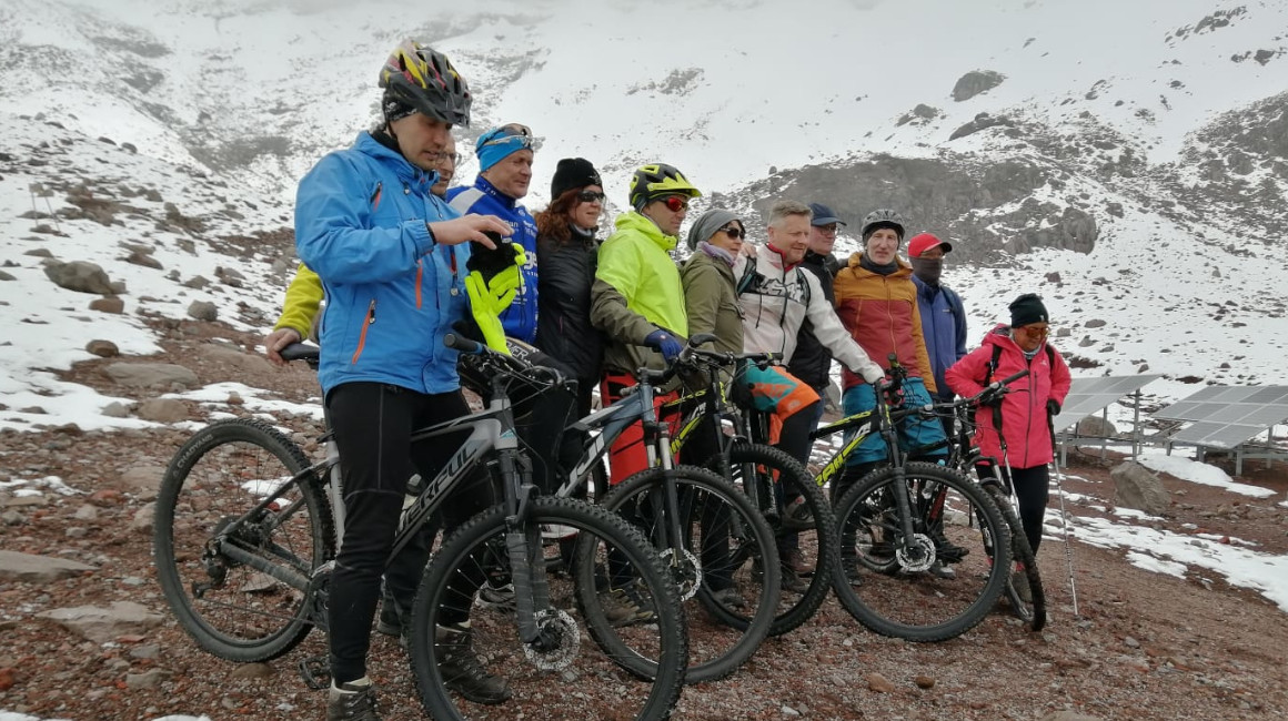 Turistas extranjeros realizan turismo de aventura en el volcán Chimborazo, en abril de 2022. 