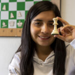 Anahí Ortiz toma una pieza de ajedrez durante una entrevista con PRIMICIAS, en mayo de 2023. 