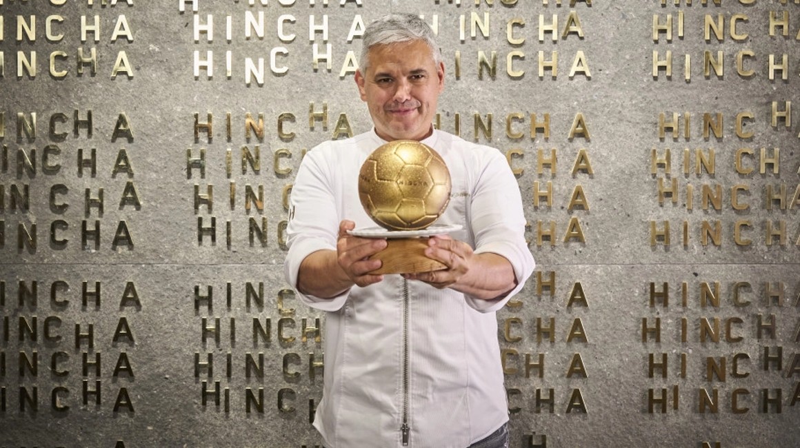 El chef catalán Nandu Jubany sostiene el 'Balón de Oro', postre que se ofrece en el restaurante de Lionel Messi.
