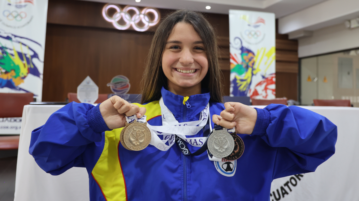 Sabine Manz, con sus cuatro medallas conseguidas en el Mundial de Kuwait.