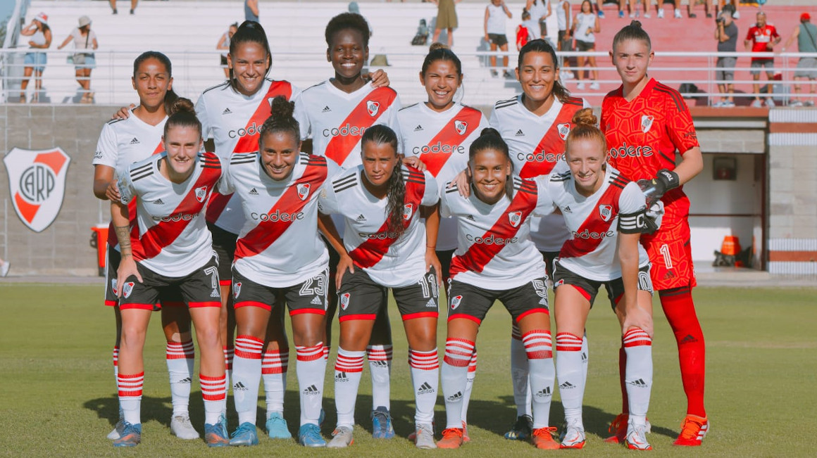 El plantel femenino de River Plate posa para una foto antes de un partido, en Buenos Aires, en 2023.