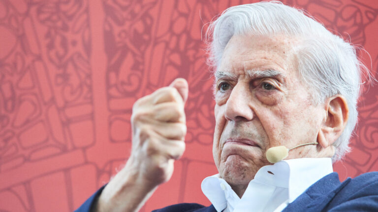Vargas Llosa detalla su amor a Francia en 'Un bárbaro en París'