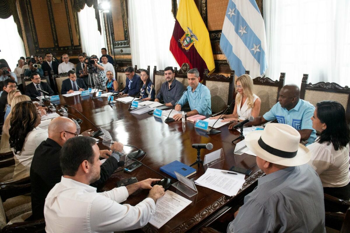 El concejal Raúl Chávez (celeste en el centro), hombre de confianza del  alcalde Aquiles Alvarez (de gris en el centro de la foto) en una sesión del Concejo Cantonal de Guayaquil.