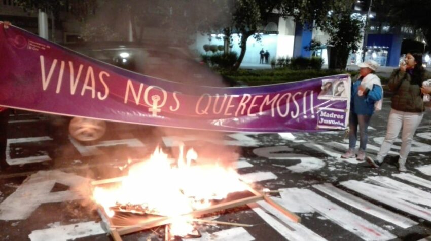 Colectivos de mujeres hicieron un plantón en los exteriores del Complejo Judicial Norte, en Quito, mientras esperaban la sentencia contra Germán Cáceres, la noche del 25 de mayo de 2023. 
