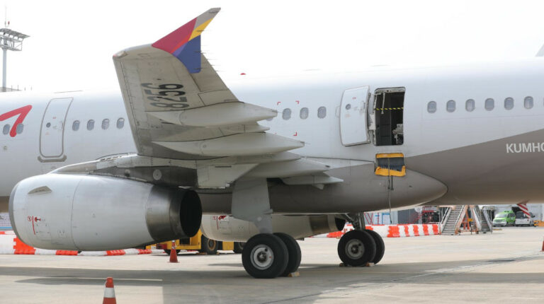 Pasajero abrió puerta de emergencia de un avión en pleno vuelo
