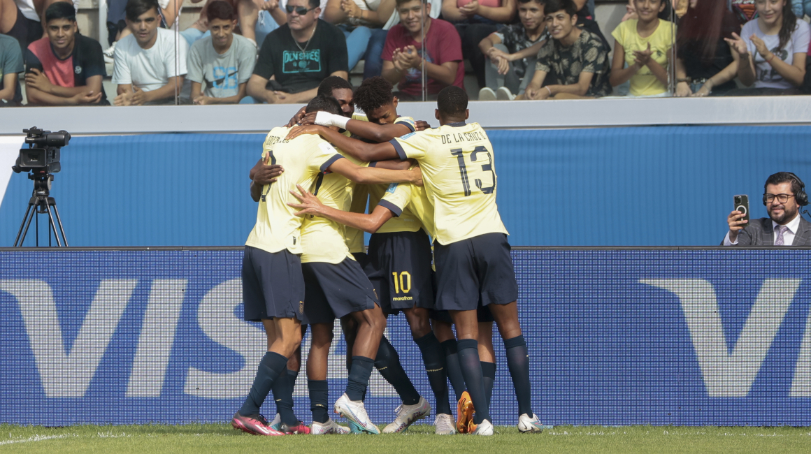 Los jugadores de Ecuador festejan uno de los siete goles ante Fiji, el 26 de mayo de 2023, en partido del Mundial Sub 20.