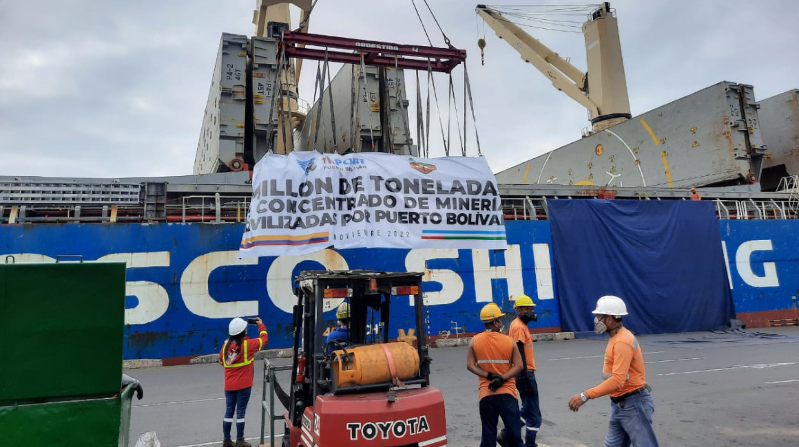 Embarque de concentrado de cobre en Puerto Bolívar, para su exportación.