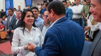 El prefecto de Manabí, Leonardo Orlando, saluda a la exasambleísta Luisa González.