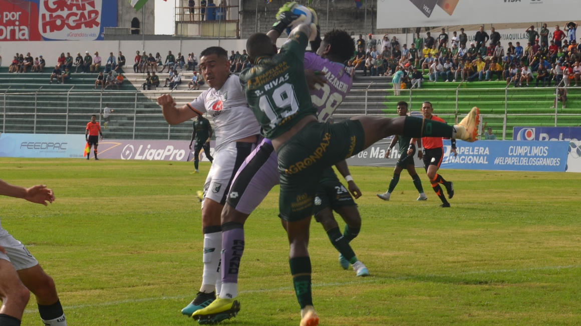 Jugadores de Orense y Cumbayá disputan una pelota en el área, el 27 de mayo de 2023.