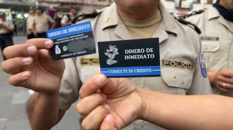Policías indican las tarjetas que usan los prestamistas para ofrecer dinero 