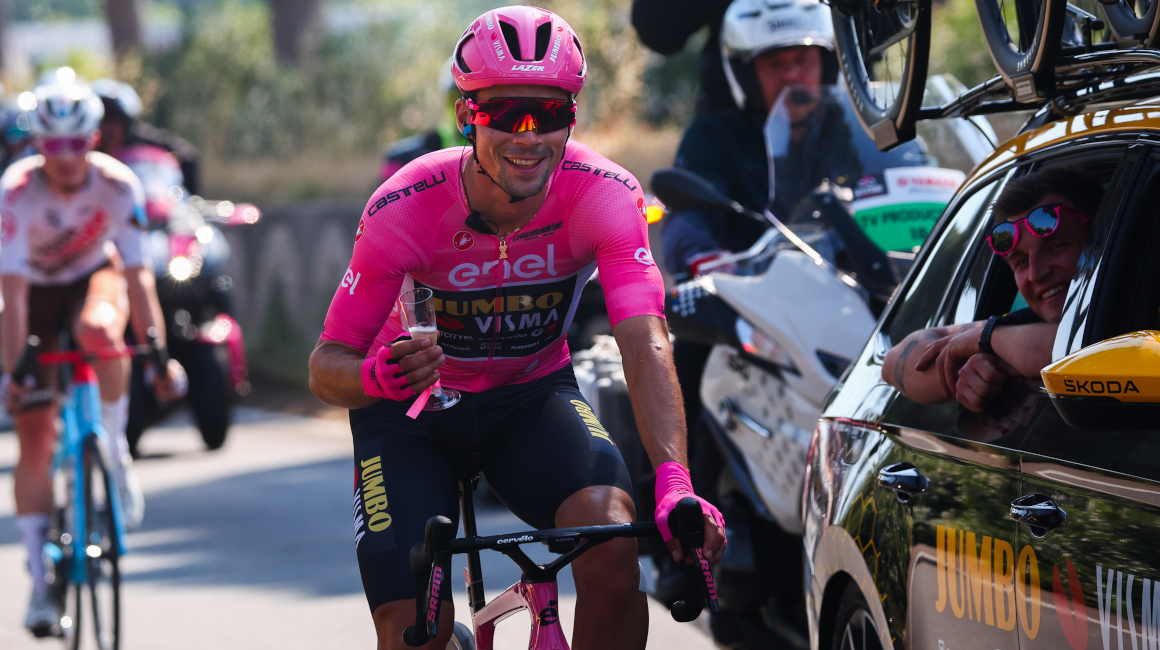 Primoz Roglic celebra con su equipo el título alcanzado en el Giro de Italia, el 28 de mayo de 2023.